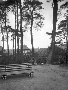 400222 Afbeelding van een bankje in het bos aan de rand van Soest.